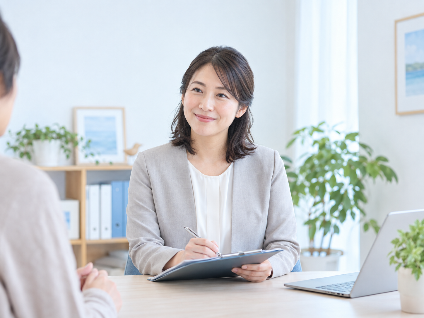 日本人相談員が障害福祉について丁寧に相談を受ける様子